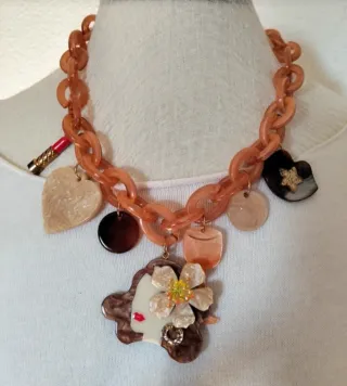 Collar colgante mujer pintalabios y corazón