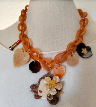 Collar colgante mujer pintalabios y corazón