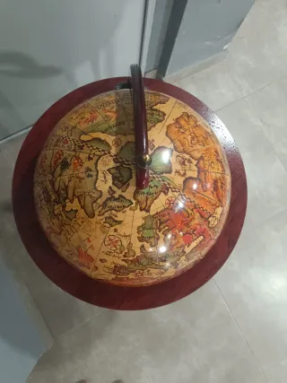 Tavolo bar a forma di globo terrestre