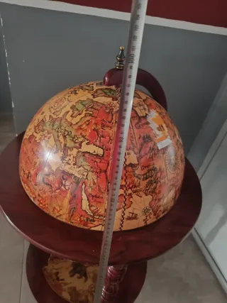 Tavolo bar a forma di globo terrestre