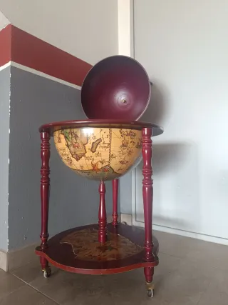 Tavolo bar a forma di globo terrestre