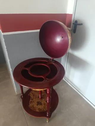 Tavolo bar a forma di globo terrestre