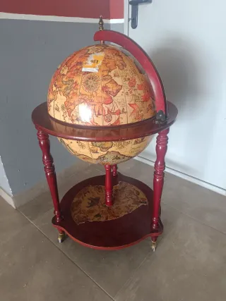 Tavolo bar a forma di globo terrestre