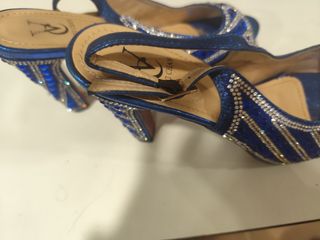 Zapatos de tacón azul con pedrería