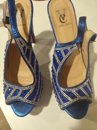 Zapatos de tacón azul con pedrería
