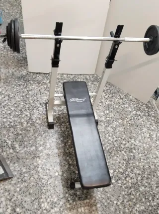 Banco de ejercicios plegable con pesas