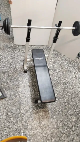 Banco de ejercicios plegable con pesas