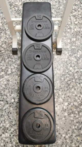 Banco de ejercicios plegable con pesas