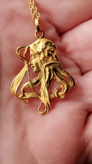 Colgante vintage mujer estilo Art Nouveau