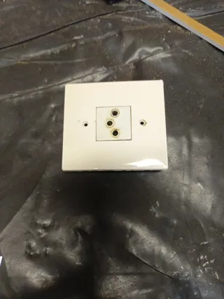 Enchufes e interruptores varios