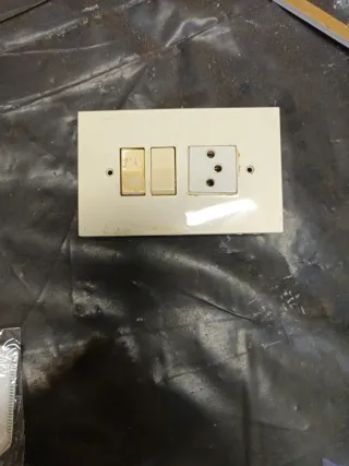 Enchufes e interruptores varios