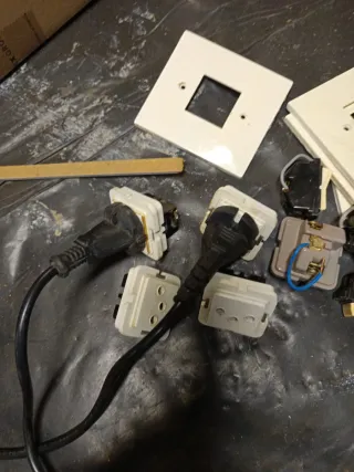 Enchufes e interruptores varios