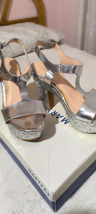 Sandalias plateadas tacón