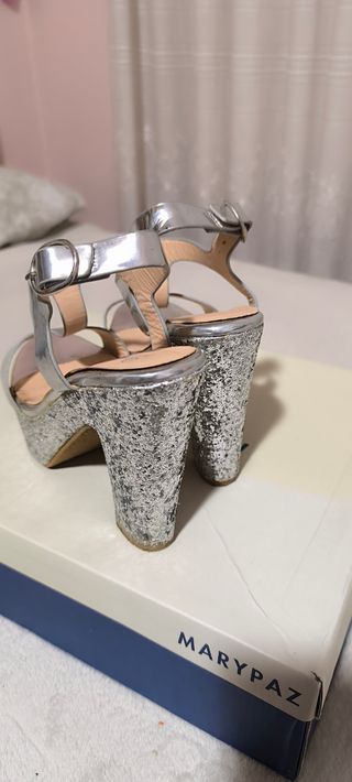 Sandalias plateadas tacón