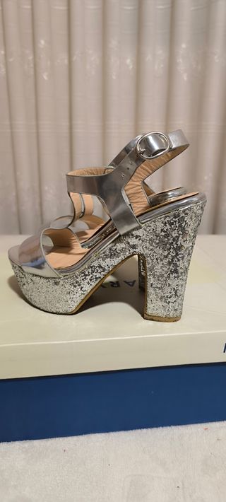 Sandalias plateadas tacón