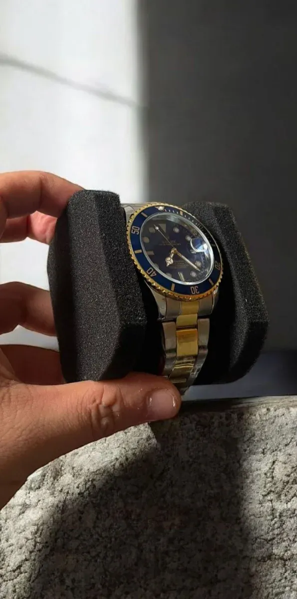 Reloj Dorado y Plateado con Bisel Azul