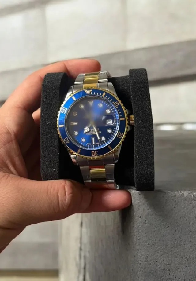 Reloj Dorado y Plateado con Bisel Azul