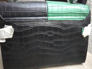 Bolso negro y verde con textura piel