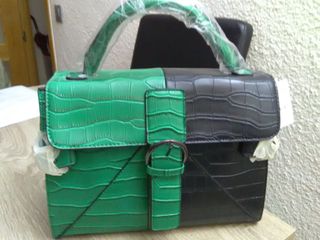 Bolso negro y verde con textura piel