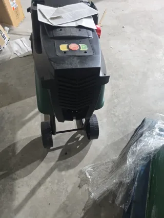 Trituradora de jardín verde