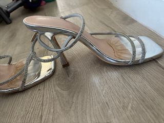 Zapatos de fiesta plateados con pedrería