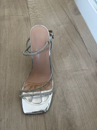 Zapatos de fiesta plateados con pedrería