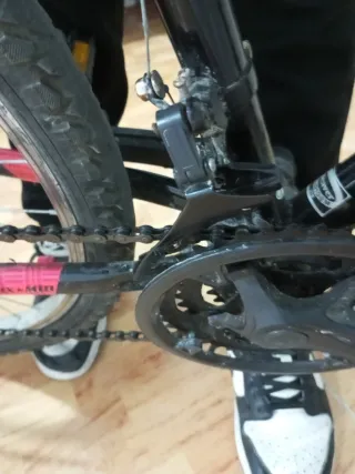 Bicicleta de montaña negra y roja