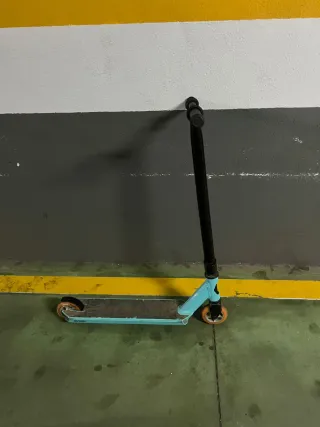 Patinete freestyle azul y negro