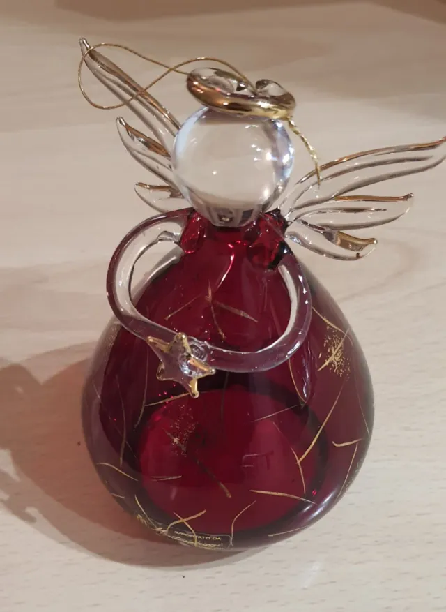 Angioletto in vetro rosso con stella
