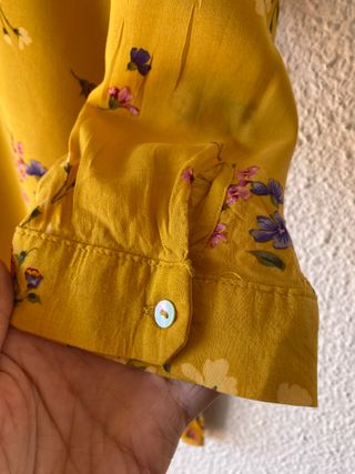 Camisa estampada floral amarilla