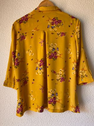 Camisa estampada floral amarilla