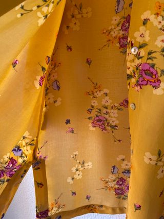Camisa estampada floral amarilla