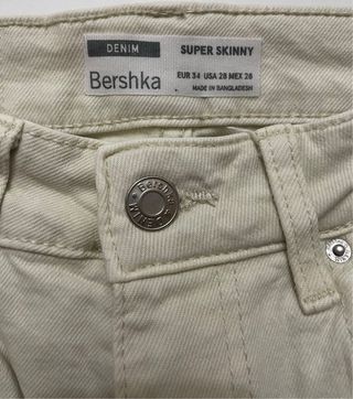 Pantalón vaquero Bershka crema roto talla 34