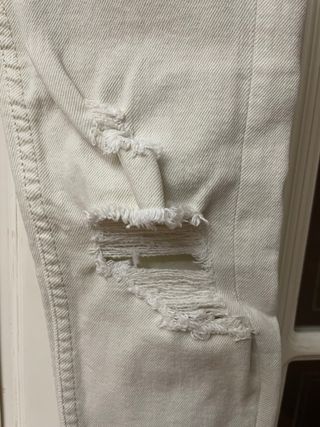 Pantalón vaquero Bershka crema roto talla 34