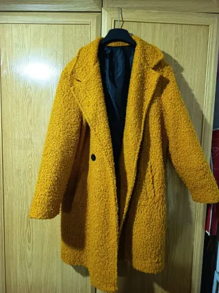 Abrigo amarillo de pelo sintético