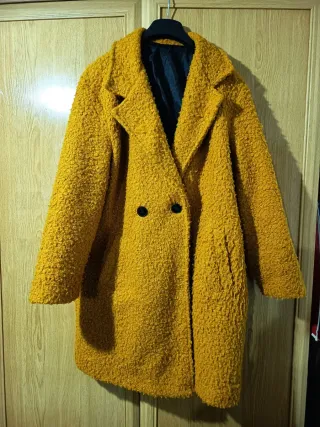 Abrigo amarillo de pelo sintético
