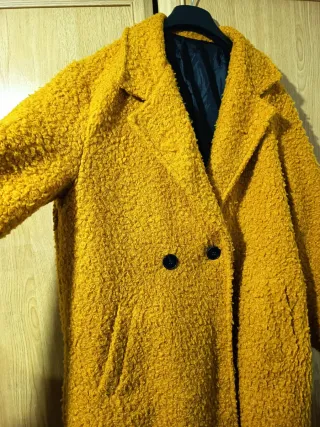 Abrigo amarillo de pelo sintético