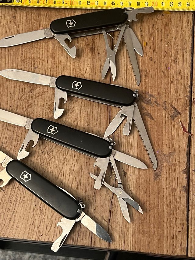 Confezione di coltelli Victorinox neri 4 pz