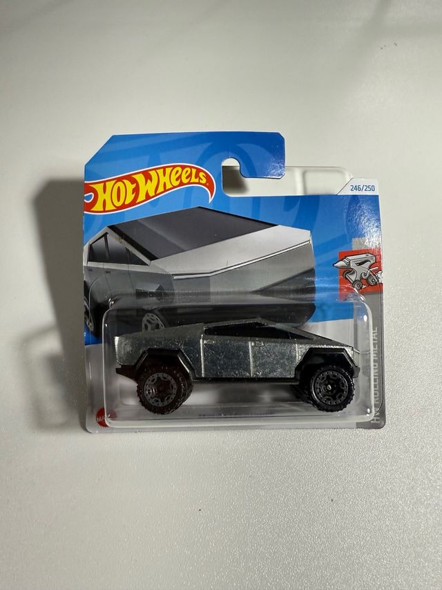 Hotwheels Tesla Cybertruck Plata 1:64