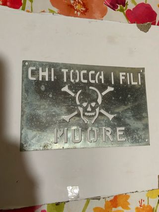 Targhetta metallica vintage Chi tocca i fili muore