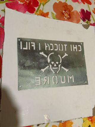 Targhetta metallica vintage Chi tocca i fili muore