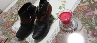 Botas de mujer negras y marrones