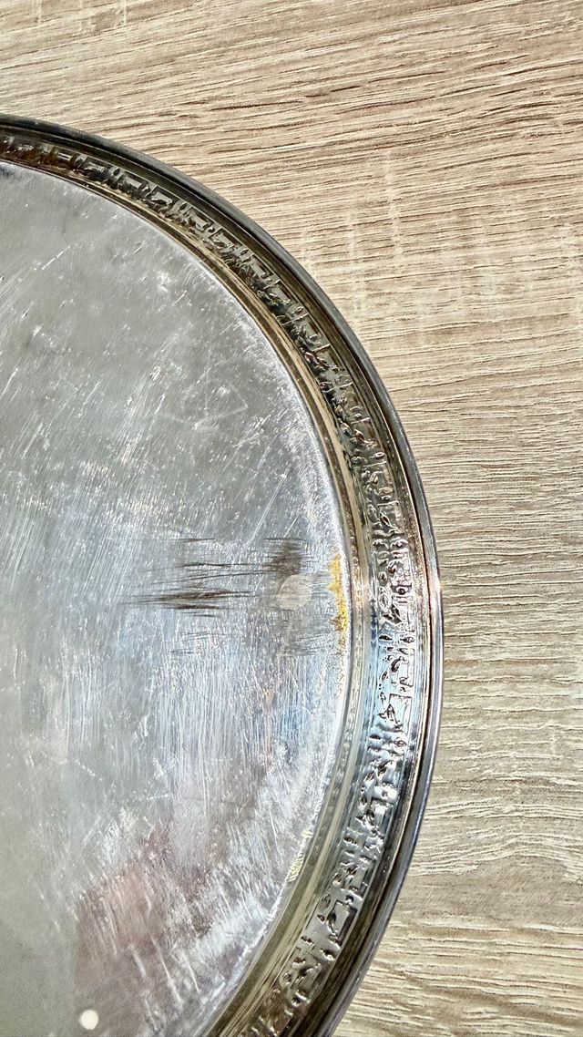 Piatto vintage argentato con bordo inciso