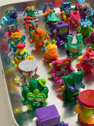 Collezione di miniature di pupazzi in gomma