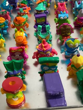 Collezione di miniature di pupazzi in gomma