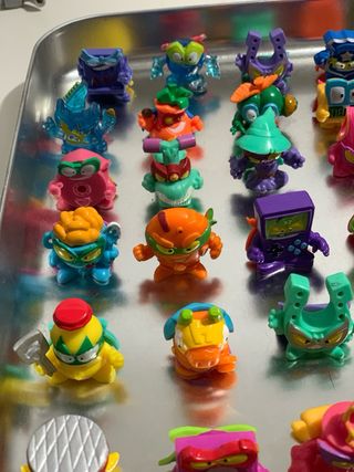 Collezione di miniature di pupazzi in gomma