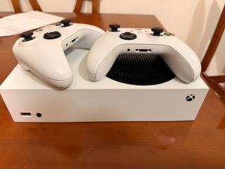 Xbox Series S + 2 Mandos Blancos