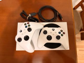 Xbox Series S + 2 Mandos Blancos