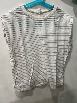 Camiseta de niña a rayas del Zara