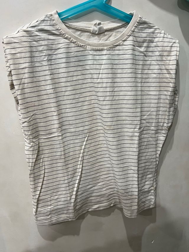 Camiseta de niña a rayas del Zara